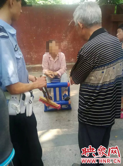 老太當(dāng)時(shí)坐在健身器材上做仰臥起坐，說環(huán)衛(wèi)工人影響她鍛煉身體了，便開始謾罵環(huán)衛(wèi)工人。