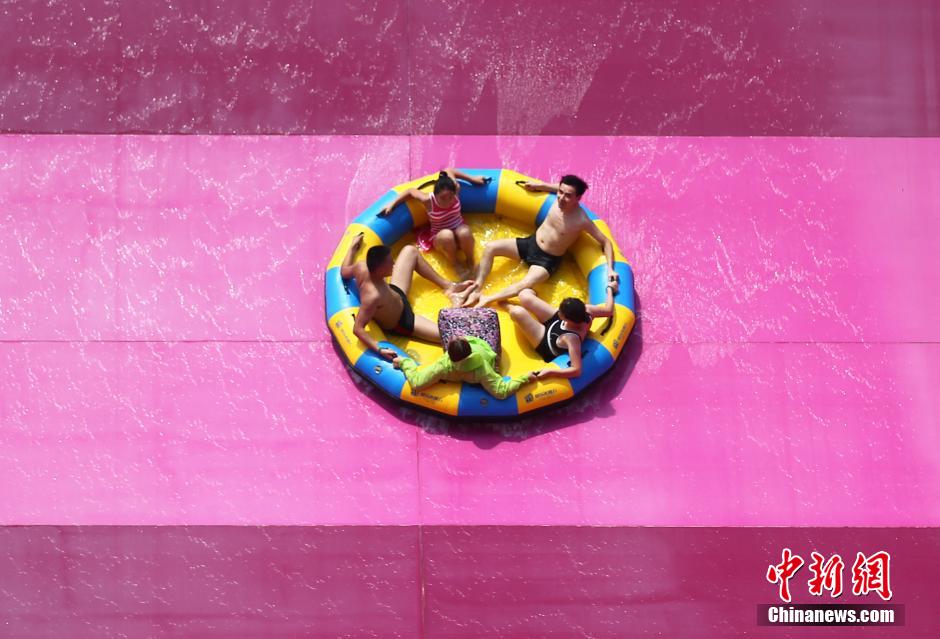 8月1日，民眾扎堆在南京湯山歡樂水魔方水上樂園戲水，享受“冰火兩重天”的涼爽和激情。連日來，中國大部分地區(qū)迎來高溫天氣。