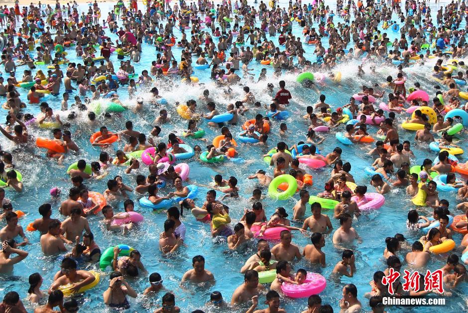 8月1日，民眾扎堆在南京湯山歡樂水魔方水上樂園戲水，享受“冰火兩重天”的涼爽和激情。連日來，中國大部分地區(qū)迎來高溫天氣。