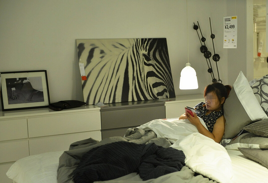 8月4日，杭州，“蹭涼族”在宜家杭州店的沙發(fā)或床鋪上休息。