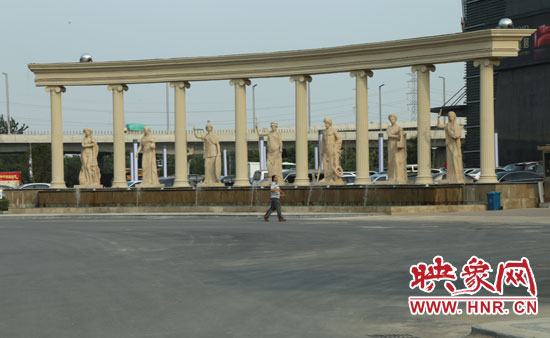 在這個“凱旋門”前是一處噴泉景觀。