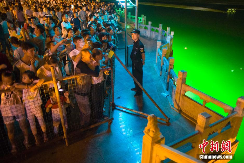 特警為河燈節(jié)保駕護(hù)航。 張?jiān)?攝