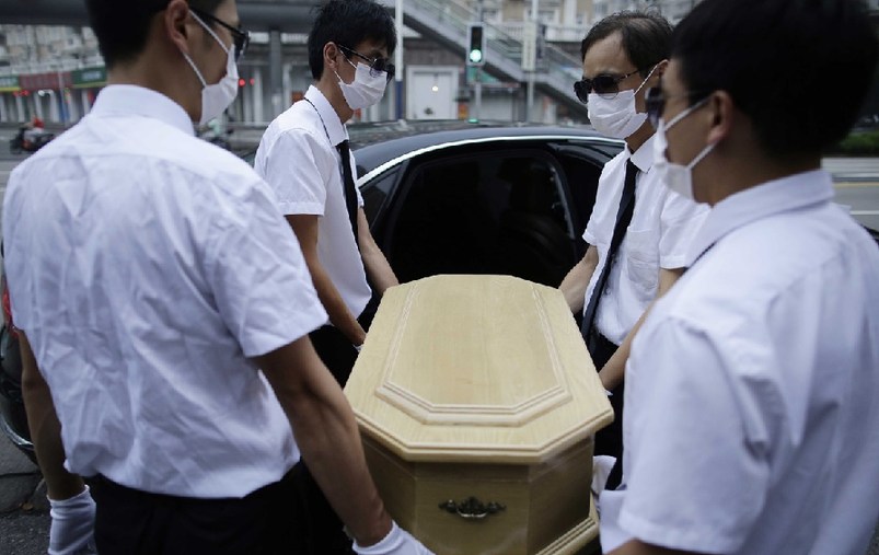 上海，花床、木棺、挽聯(lián)，在上海市閔行區(qū)一處私密的悼念室內(nèi)，一場(chǎng)小型追悼?jī)x式正在舉行。