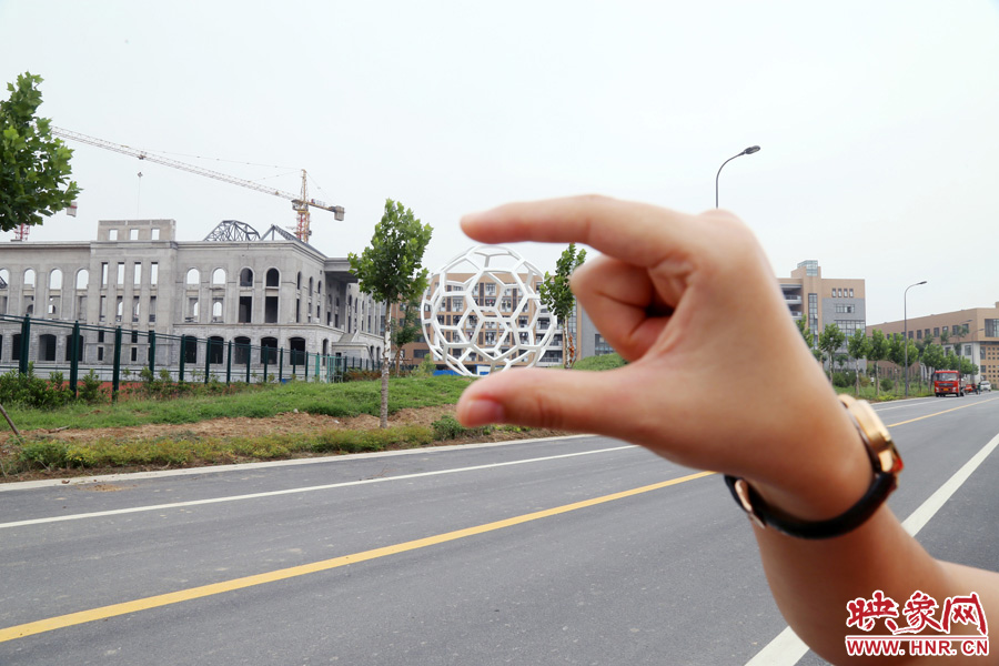 一名女生在拍創(chuàng)意照片。