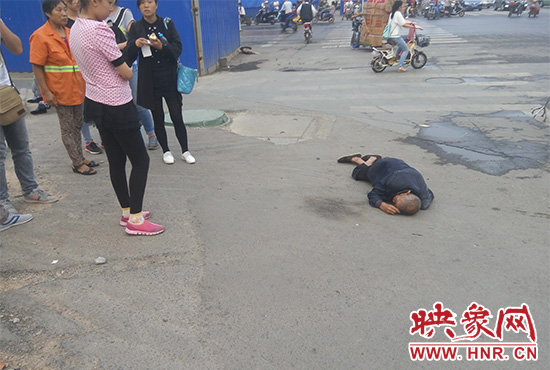 老人倒地后無人敢扶，過路市民拍照作證。