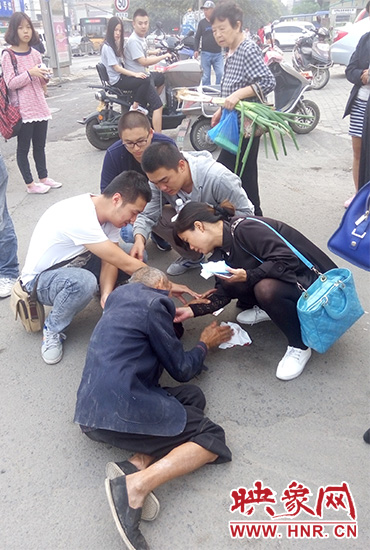 一些愛心市民在撥打了110和120后，上前給老人擦臉上的血跡。