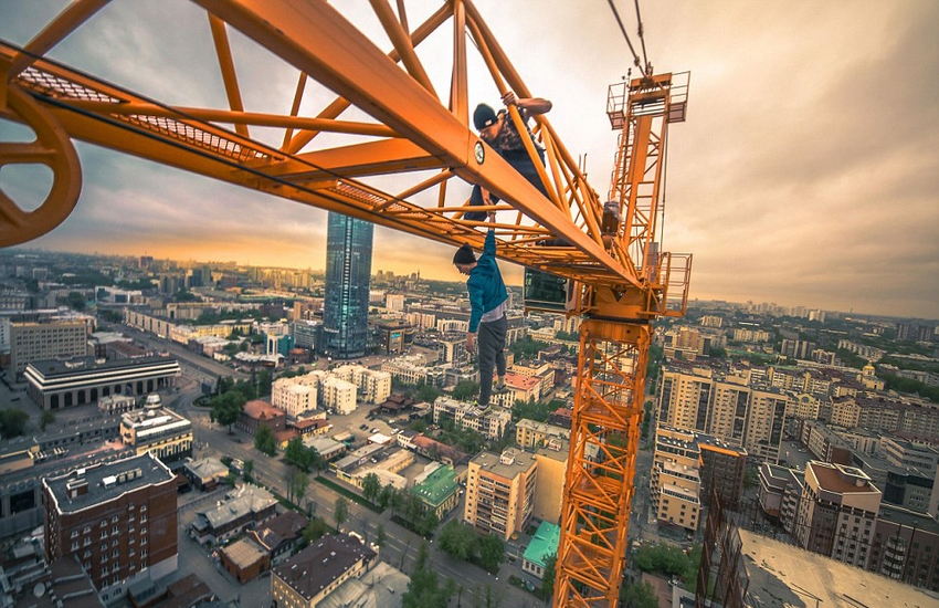 恐高癥慎入！俄羅斯小伙高空跑酷炫特技驚險(xiǎn)萬分