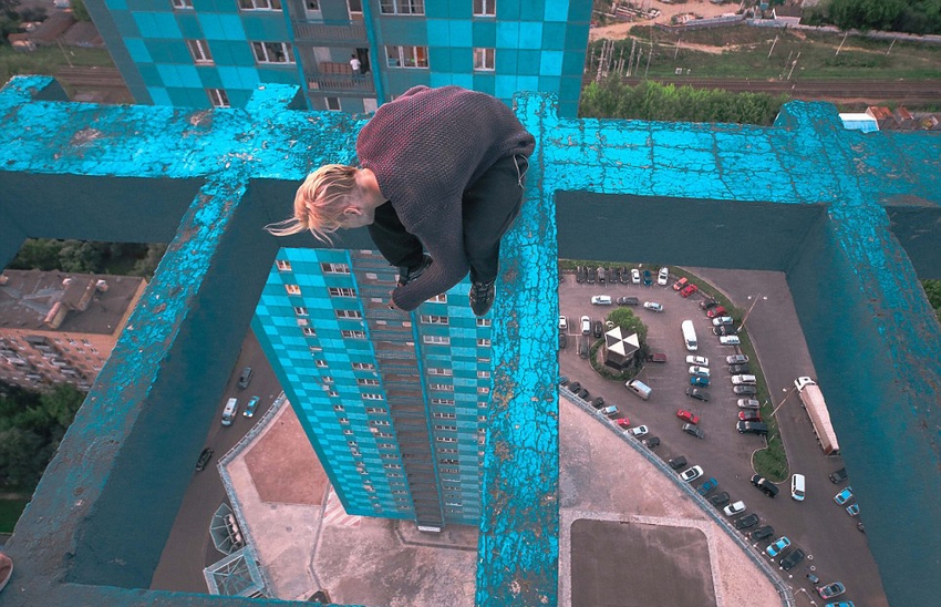 恐高癥慎入！俄羅斯小伙高空跑酷炫特技驚險(xiǎn)萬分