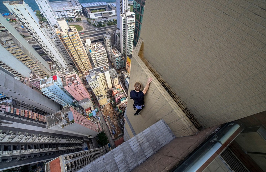 恐高癥慎入！俄羅斯小伙高空跑酷炫特技驚險(xiǎn)萬分