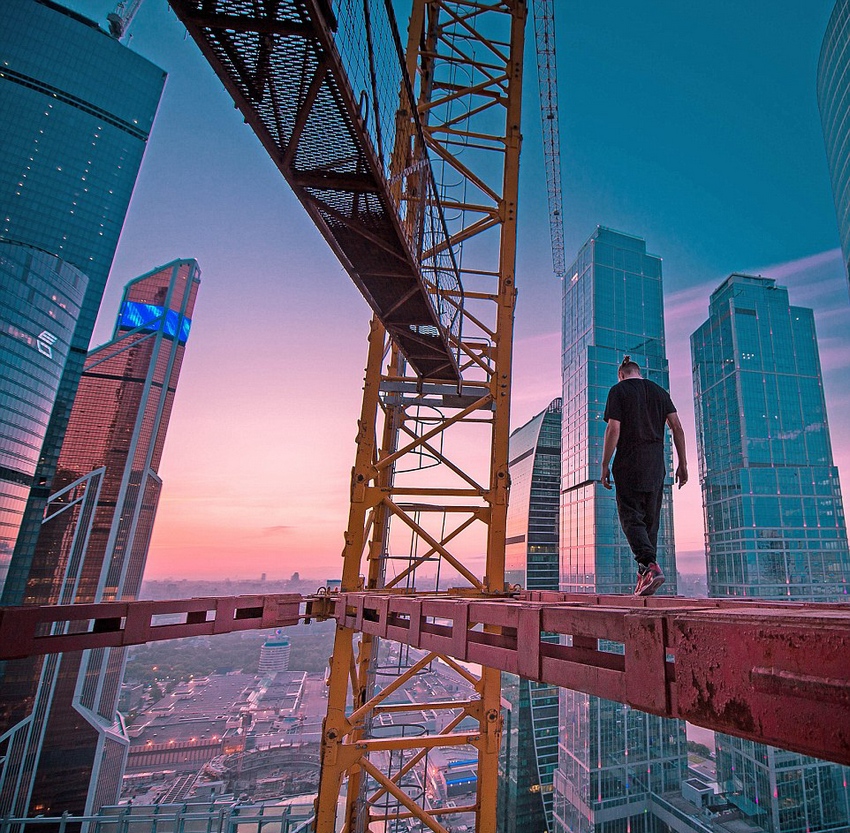 恐高癥慎入！俄羅斯小伙高空跑酷炫特技驚險(xiǎn)萬分