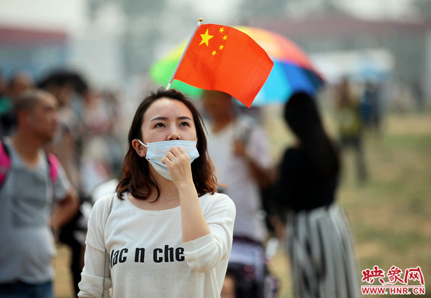 2015鄭州航展現(xiàn)場(chǎng)“仙女下凡” 觀眾直呼太贊了