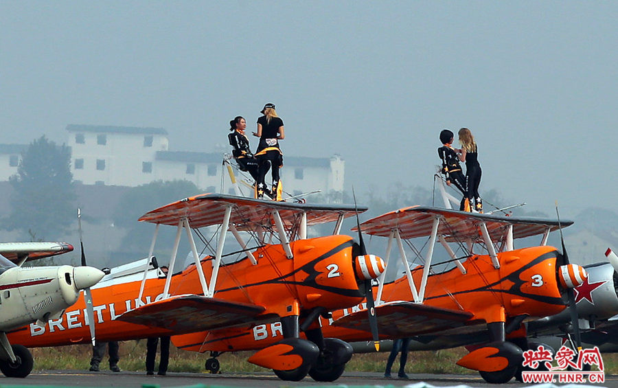 2015鄭州航展現(xiàn)場(chǎng)“仙女下凡” 觀眾直呼太贊了