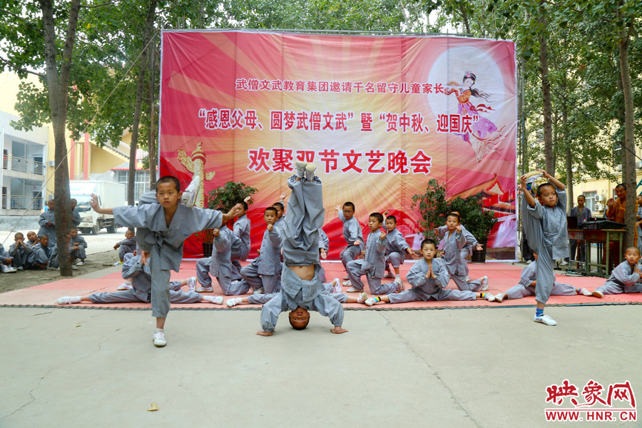 數(shù)百名少林武僧與家人團聚 跪謝父母現(xiàn)場痛哭