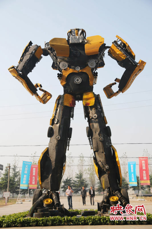 10月14日，一只高18米、寬8米的“變形金剛”矗立在河南省平頂山市寶豐縣一家企業(yè)門前。