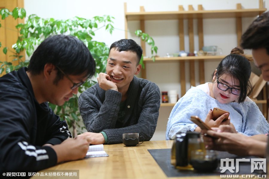 網(wǎng)絡紅人葉良辰現(xiàn)身浙江臺州，接受記者的專訪。