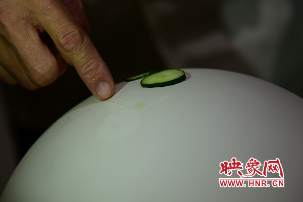 在面團(tuán)氣球上切菜。