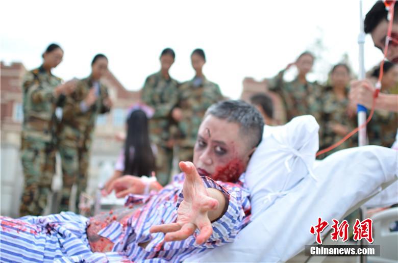 該校院長也參與其中，與學(xué)生共同嗨翻校園。 何浠 攝