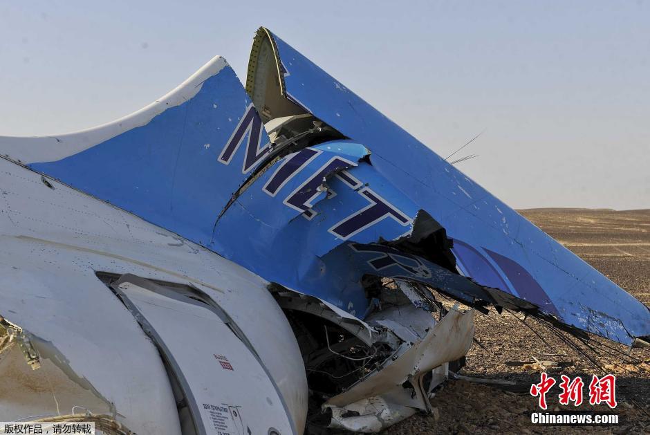 當(dāng)?shù)貢r間2015年10月31日，在埃及墜毀的俄羅斯客機(jī)殘骸散落在西奈半島的沙漠之中