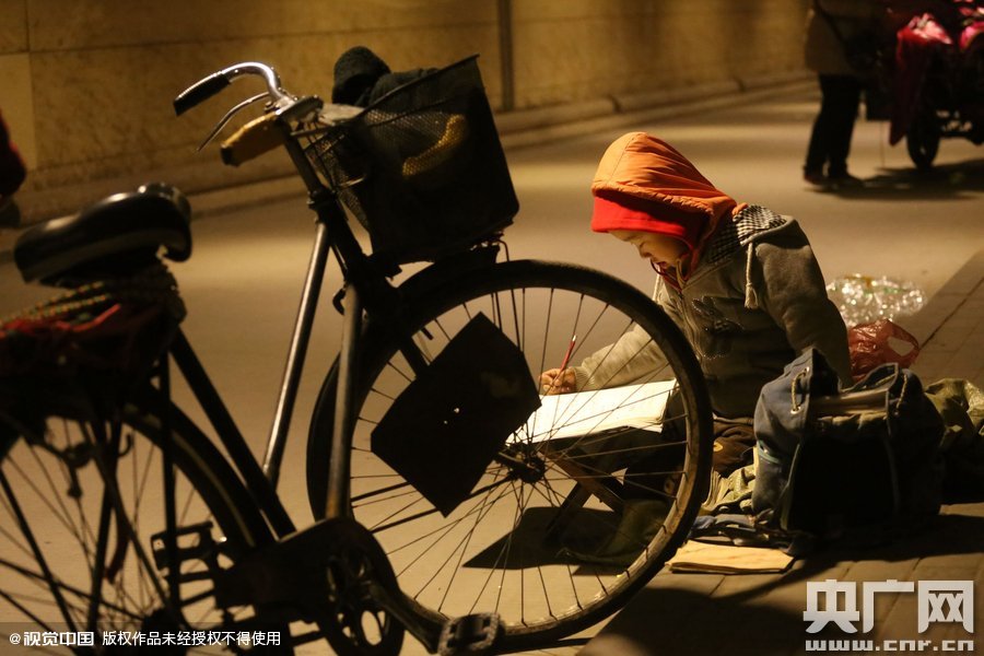 他的父母說，晚上回去晚，孩子的作業(yè)都是在這寫，做小生意不容易，孩子還陪著遭罪，經(jīng)常還有城管攆著不讓在這賣。