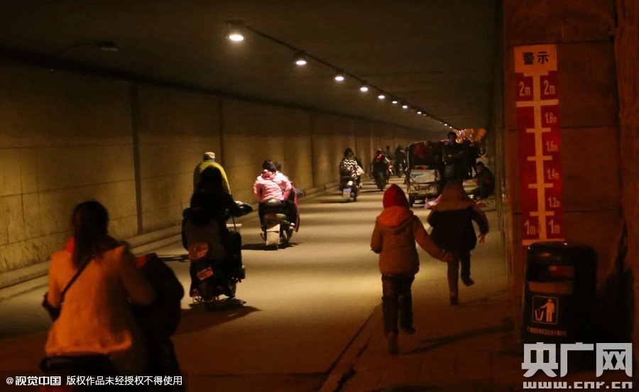 寫完作業(yè)，小一航與鄰居的小伙伴在大橋下玩耍。