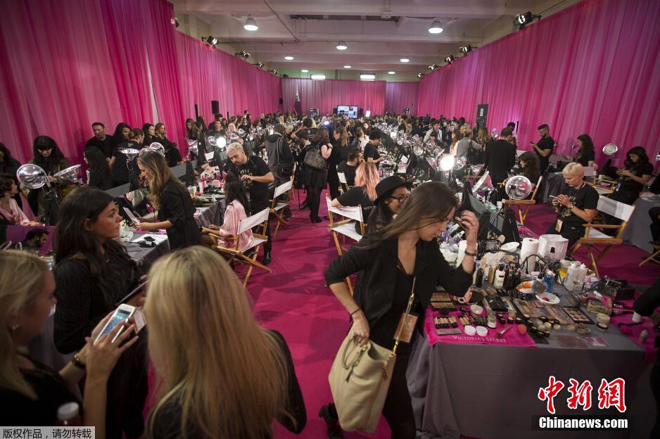 當(dāng)?shù)貢r(shí)間11月10日，2015維多利亞的秘密年度內(nèi)衣秀在紐約上演，模特在后臺(tái)緊張地準(zhǔn)備中。