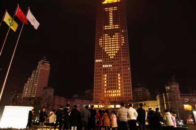 情人節(jié)最溫暖告白！84歲老人包下整樓示愛老伴