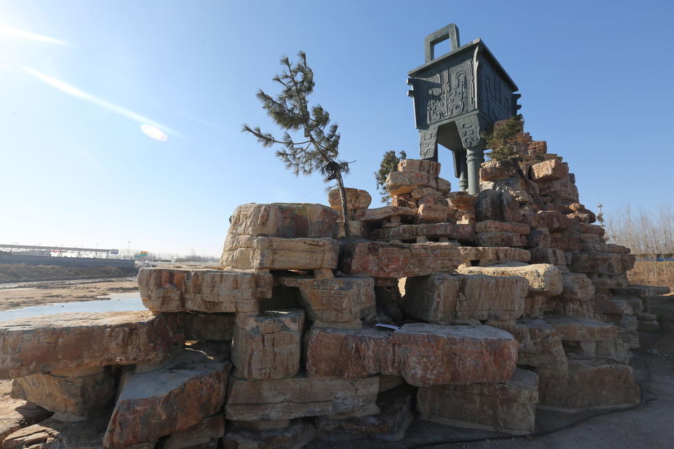 鄭州河邊建十米高銅鼎無防護(hù) 網(wǎng)友:不怕淹了？