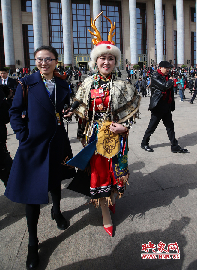 這位黑龍江代表團(tuán)的人大代表，頭上高高的頭飾相當(dāng)搶眼