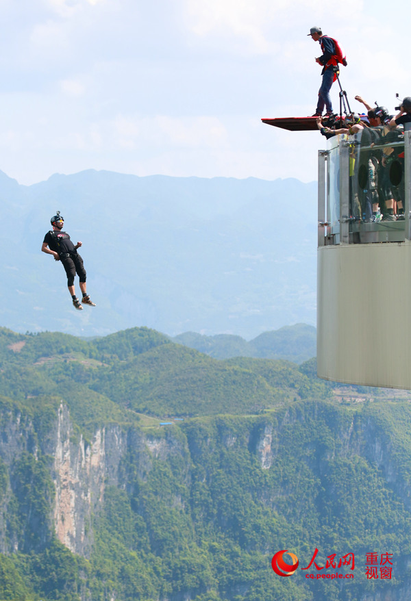 28日，2016世界低空跳傘大賽在重慶云陽龍缸景區(qū)正式開賽。圖為選手角逐中。劉政寧 攝