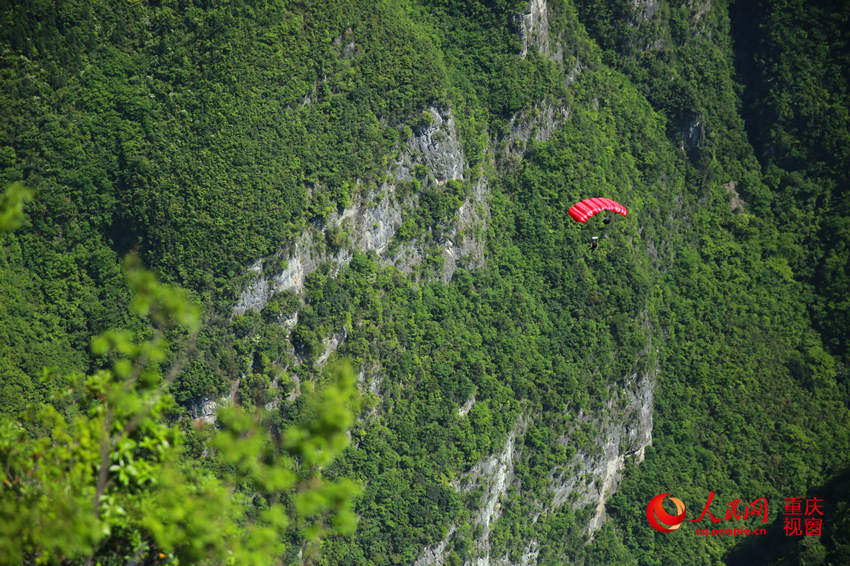 28日，2016世界低空跳傘大賽在重慶云陽龍缸景區(qū)正式開賽。圖為選手角逐中。劉政寧 攝