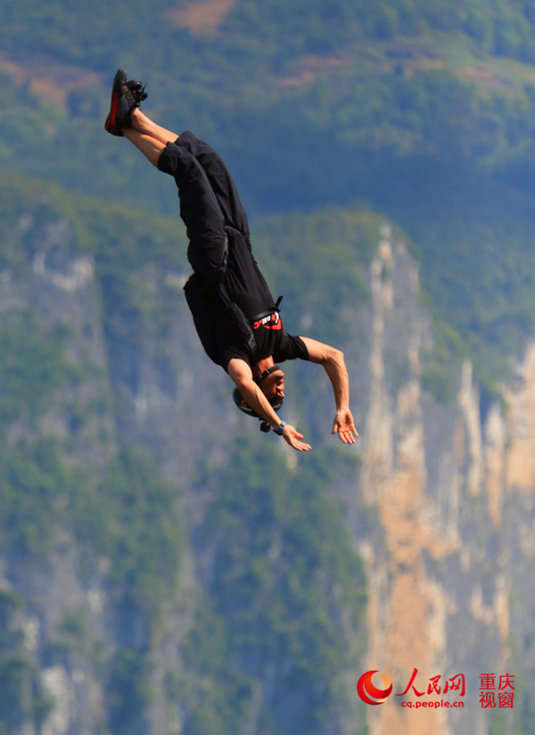 28日，2016世界低空跳傘大賽在重慶云陽龍缸景區(qū)正式開賽。圖為選手角逐中。劉政寧 攝