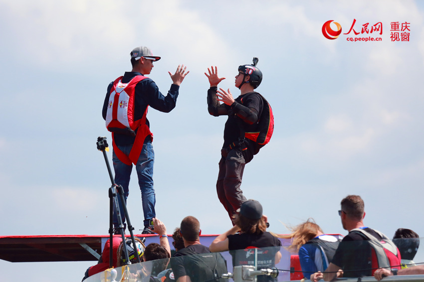 28日，2016世界低空跳傘大賽在重慶云陽龍缸景區(qū)正式開賽。圖為選手角逐中。劉政寧 攝