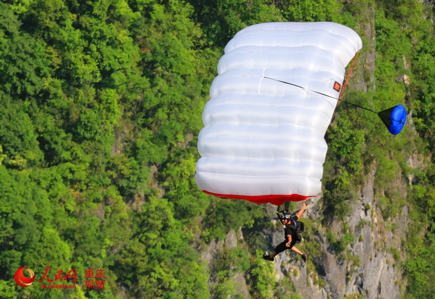 28日，2016世界低空跳傘大賽在重慶云陽龍缸景區(qū)正式開賽。圖為選手角逐中。劉政寧 攝