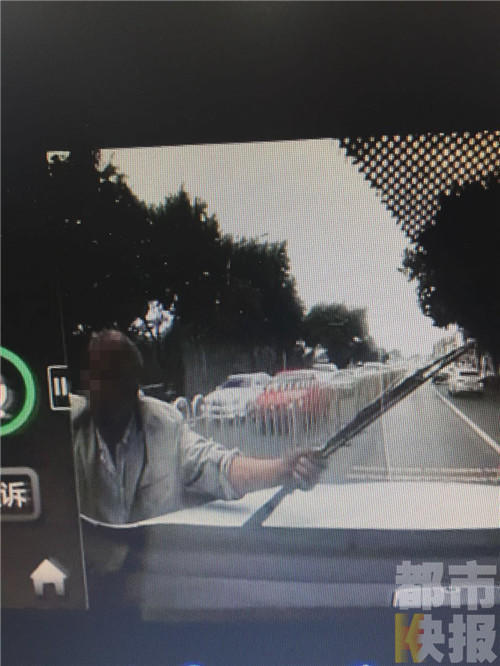 西安：老人攔車(chē)要錢(qián) 不給就掰彎雨刷器