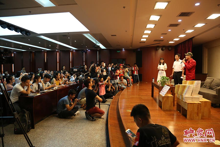 河南本土主流媒體基本全部到場，六小齡童接受記者提問。