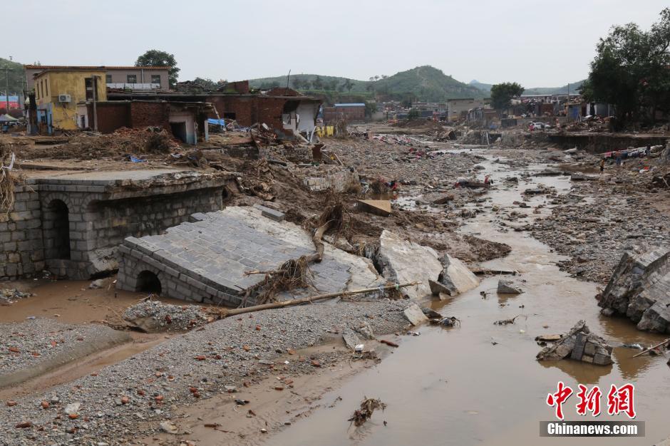 圖為都里鎮(zhèn)被洪水沖斷的橋梁。