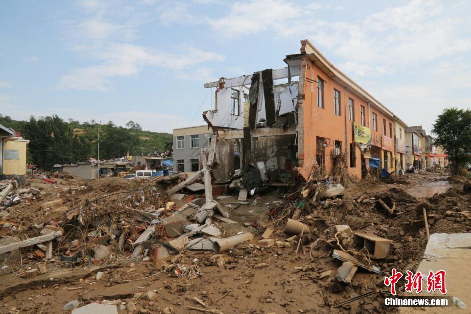 圖為被洪水沖垮的小樓。