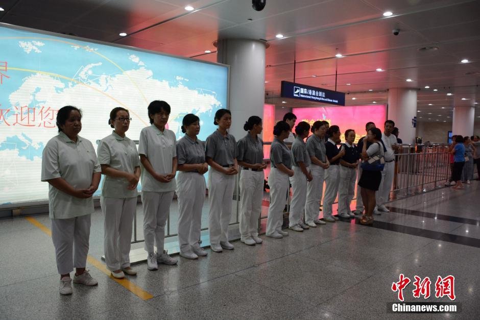 圖為臺灣慈濟慈善基金會大連聯(lián)絡(luò)處工作人員等候罹難者家屬。