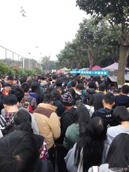 四川一大學取快遞現(xiàn)場 四川一大學取快遞現(xiàn)場