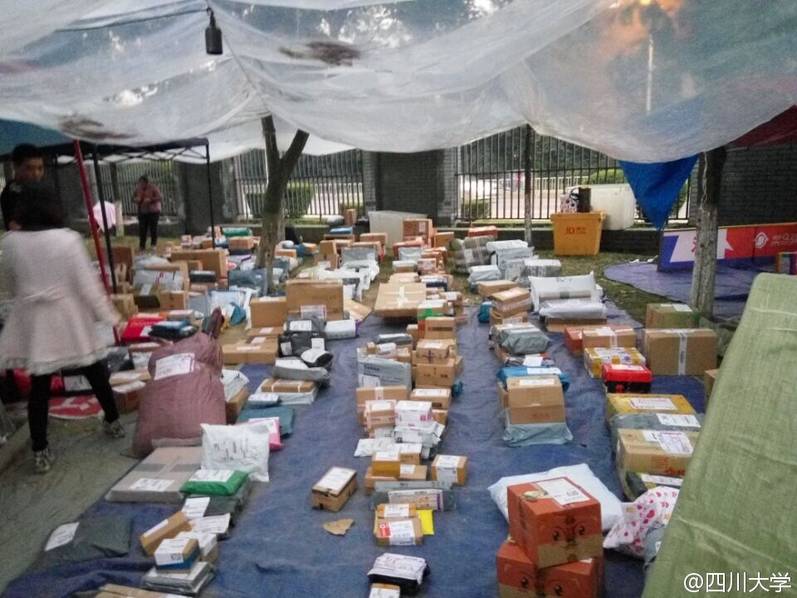四川一大學取快遞現(xiàn)場 四川一大學取快遞現(xiàn)場