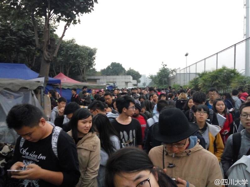 四川一大學取快遞現(xiàn)場 四川一大學取快遞現(xiàn)場