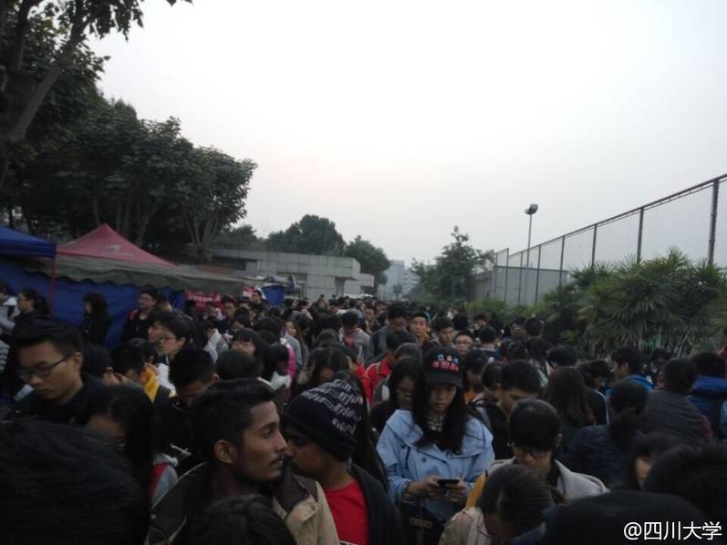 四川一大學取快遞現(xiàn)場 四川一大學取快遞現(xiàn)場