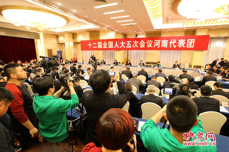 記者擠滿了媒體區(qū)，前來(lái)聽取河南“聲音”