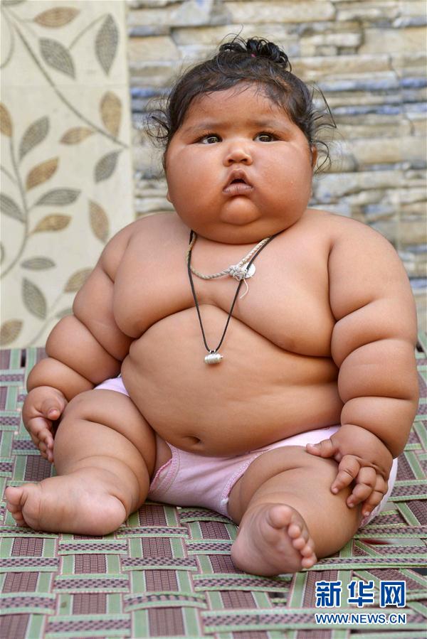 4月17日，在印度阿姆利則，女孩查哈特在家中。