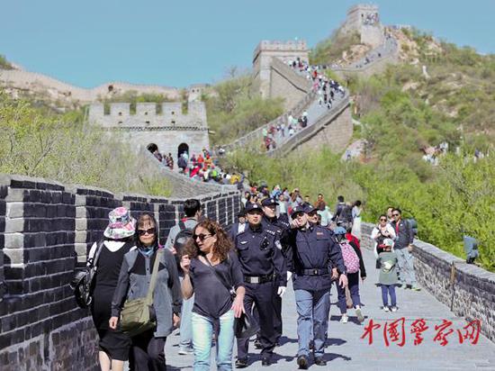 參加聯(lián)合巡邏的中意警察在長城上巡邏。本網(wǎng)記者 陳路坤 攝