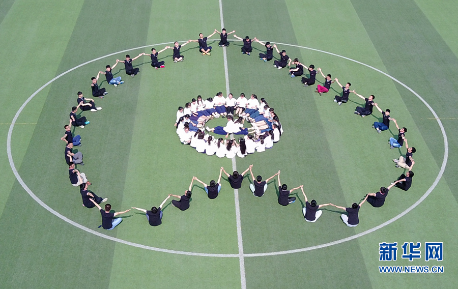 畢業(yè)季:擺個青春造型 紀(jì)念高中歲月 畢業(yè)季:擺個青春造型 紀(jì)念高中歲月