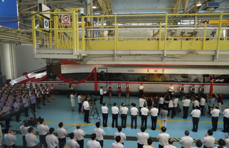 當(dāng)日，由中國鐵路總公司牽頭組織研制、具有完全自主知識(shí)產(chǎn)權(quán)、達(dá)到世界先進(jìn)水平的中國標(biāo)準(zhǔn)動(dòng)車組被命名為“復(fù)興號(hào)”?！皬?fù)興號(hào)”將于6月26日在京滬高鐵兩端的北京南站和上海虹橋站雙向首發(fā)。