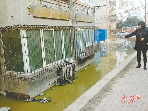 　　居民看著污水溝滿(mǎn)是無(wú)奈。
