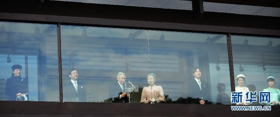 當(dāng)?shù)貢r間12月23日，在位于日本東京的皇宮，日本明仁天皇在皇族的陪同下發(fā)表生日感言。