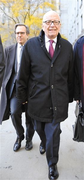 20日，默多克走出法庭。